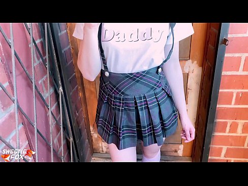 ❤️ Schoolgirl Sucks nws dick tob thiab fucks es tsis txhob ntawm chav kawm. Sex video ntawm peb
